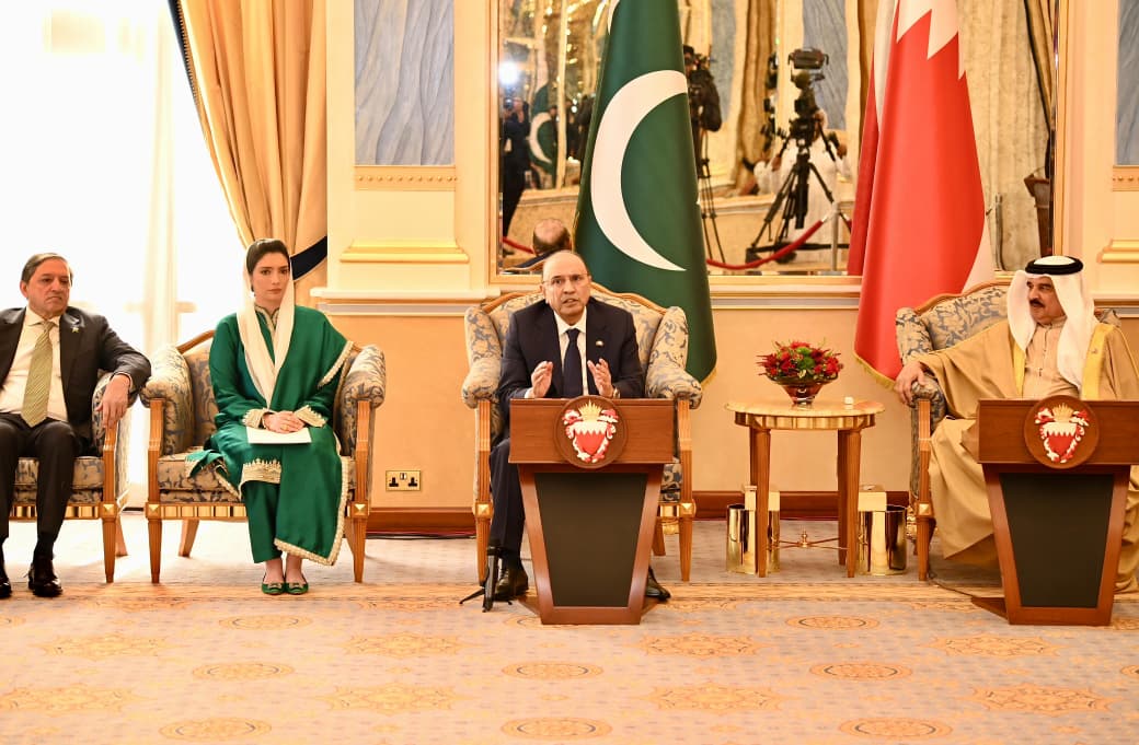 President Zardari receives Sheikh Isa Award, discusses expanding economic cooperation with King Hamad