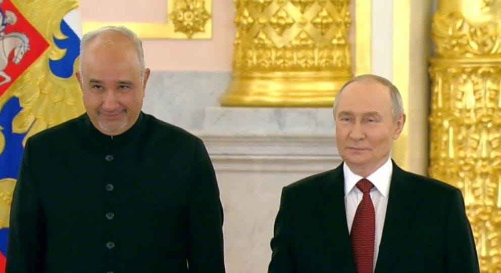 Pakistan Ambassador Faisal Niaz Tirmizi presents credentials to Russian President Putin