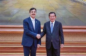 Syed Yousuf Raza Gilani, Honorable Chairman of the senate of the Islamic Republic of Pakistan shaking hands with Samdech Techo, President of the senate of Cambodia upon his arrival at Polear Thipadei Hall, Solidarity Palace, PHNΝΟΜ ΡΕΝΗ, Κιngdom of Cambodia.
