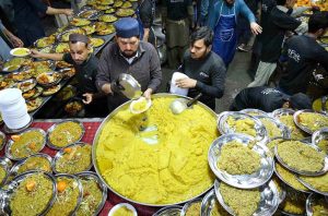 Volunteers of Fixit Foundation prepare free iftar meals for the fasting individuals and underprivileged during the holy month of Ramazan at Studium Chowk.