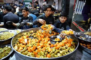 Volunteers of Fixit Foundation prepare free iftar meals for the fasting individuals and underprivileged during the holy month of Ramazan at Studium Chowk.