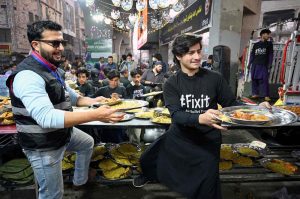 Volunteers of Fixit Foundation prepare free iftar meals for the fasting individuals and underprivileged during the holy month of Ramazan at Studium Chowk.