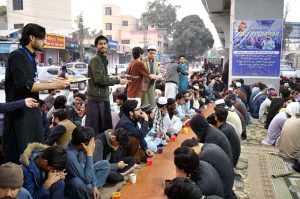 Volunteers of Fixit Foundation prepare free iftar meals for the fasting individuals and underprivileged during the holy month of Ramazan at Studium Chowk.