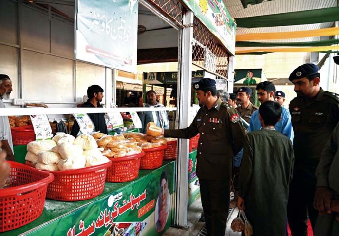 Regional Police Officer Bahawalpur, Ghazi Muhammad Salahuddin (PPM), visits a Ramadan Facilitation Bazaar during a surprise inspection to review public facilities, security arrangements, and the availability of affordable quality groceries. Providing maximum relief to the public remains the top priority