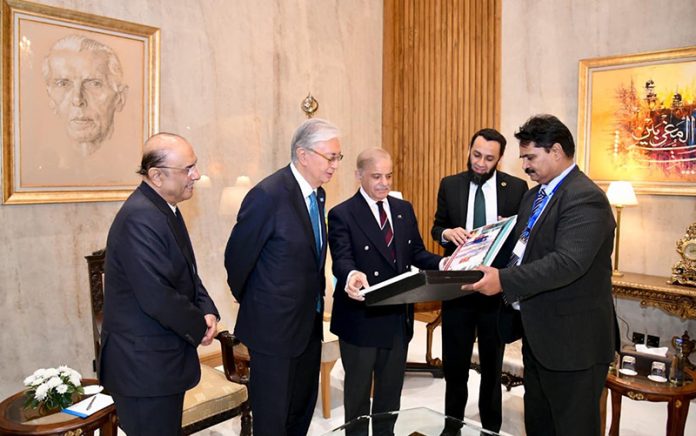 Prime Minister Muhammad Shehbaz Sharif presents a photo album to President of the Republic of Kazakhstan, Kassym-Jomart Tokayev, in the presence of President Asif Ali Zardari, at Aiwan-e-Sadr