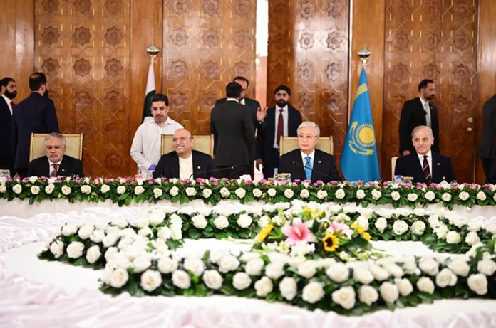 President Asif Ali Zardari and Prime Minister Muhammad Shehbaz Sharif with President of the Republic of Kazakhstan, Kassym-Jomart Tokayev, at a state banquet at Aiwan-e-Sadr