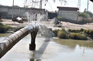 A continuous water leakage from a large pipeline at the Pinyari Canal needs the attention of the concerned authorities.