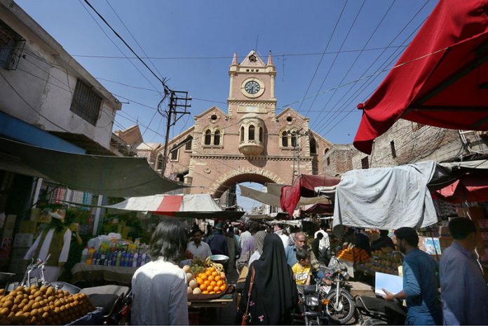A large number of people purchase Ramazan-related items near the historic Navalrai Tower, built in 1914 in memory of Rao Bahadur Diwan Navalrai Shakiram