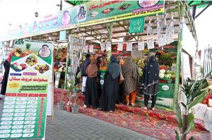Women buy fresh vegetables and fruits at subsidized rates from the women’s counter set up by the Punjab government at Sahulat Bazaar during the holy month of Ramazan.