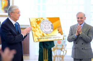 Prime Minister Muhammad Shehbaz Sharif and President of Kazakhstan Kassym-Jomart Tokayev unveiling the plaques of Mutual Sports and Education Centers during the official ceremony held at the Prime Minister's House.