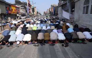 A large number of faithful offer the second Jumma prayers on road at Takhto Jumat, Sadar Bazaar, during the holy month of Ramazan.