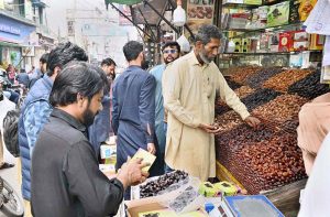 People busy purchasing dates at Baden Road amid rising demand for iftar ahead of the holy month of Ramazan.