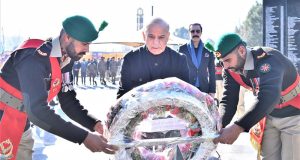 Prime Minister of Pakistan Muhammad Shehbaz Sharif and Prime Minister of Azad Jammu and Kashmir Raja Faisal Mumtaz Rathore laying floral wreath at Azad Jammu and Kashmir Yadgar-e-Shuhada on the occasion of Kashmir Solidarity Day.