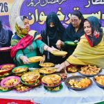 Female volunteers prepare iftar meals for deserving people at an iftar dastarkhwan organized by Sohni Dharti Youth Council at Hyder Chowk during the holy month of Ramazan.