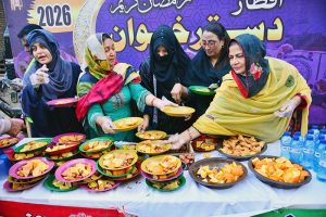 Female volunteers prepare iftar meals for deserving people at an iftar dastarkhwan organized by Sohni Dharti Youth Council at Hyder Chowk during the holy month of Ramazan.