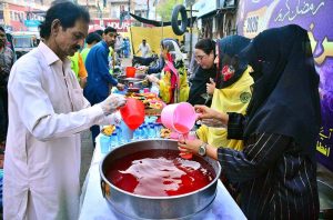 Female volunteers prepare iftar meals for deserving people at an iftar dastarkhwan organized by Sohni Dharti Youth Council at Hyder Chowk during the holy month of Ramazan.