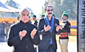 Prime Minister of Pakistan Muhammad Shehbaz Sharif and Prime Minister of Azad Jammu and Kashmir Raja Faisal Mumtaz Rathore laying floral wreath at Azad Jammu and Kashmir Yadgar-e-Shuhada on the occasion of Kashmir Solidarity Day.