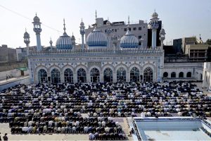 A large number of faithful offering first Jumma-tul-Mubarak prayer at Qadeemi Jamia Masjid during the Holy fasting month of Ramazan ul Mubarak.