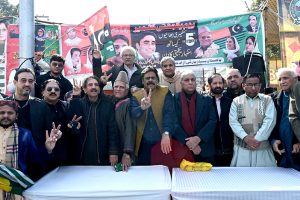 PML-N and other party activists making a human-chain of hands to express solidarity with Kashmiris as a part of Kashmir Solidarity Day at Faisal Chowk.