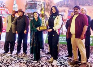 Senior Provincial Minister Maryam Aurangzeb presents a trophy to the winning driver of the women’s category during the TDCP 21st International Cholistan Desert Rally 2026 at Dilwash Stadium.