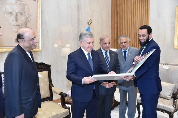 Federal Minister for Information and Broadcasting Attaullah Tarar presents a photo album to the President of the Republic of Uzbekistan, Mirziyoyev Shavkat Miromonovich, in the presence of President Asif Ali Zardari and Prime Minister Muhammad Shehbaz Sharif at Aiwan-e-Sadr