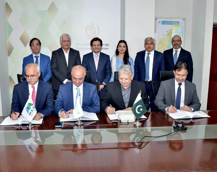 Federal Minister for Petroleum Ali Pervaiz Malik witnesses the signing of Petroleum Concession Agreements (PCAs) and Exploration Licences (ELs) awarding 11 onshore blocks