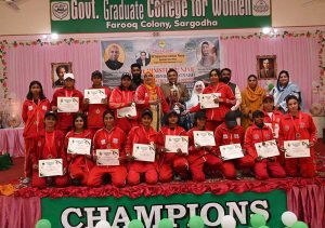 Director sports Higher Education Lahore Waqas Akbar, Director Colleges Naheed Naz and Principal Mrs. Muntaha Javed in a group photograpgh with winner students during prize distributing ceremony of Chief Minister Punjab 4th Higher Education Department sports event at Govt Degree College Farooq Colony