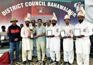 Assistant Commissioner Ahmedpur East Muhammad Naveed Haider , District Sports Officer Fawad Anwar and others is giving Cash prize to the winning players team of tent pegging competition match at the 21st PTDC Cholistan Desert Rally 2026 at Dilwash Stadium