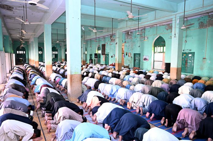 A large number of people offer Namaz-e-Jumma at Jamia Qasmia Eidgah Masjid on first Friday of the holy month of Ramazan