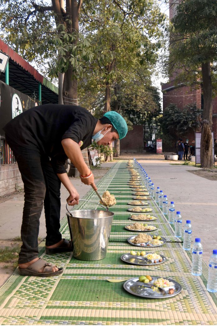 A volunteer preparing free Iftar meals for common fasting people during the holy month of Ramazan