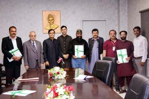 A group photo of Federal Ombudsman’s Sindh provincial coordinator Amir Ahmad Shaikh, Senior Advisor Regional Office Karachi Syed Anwar Hyder, officials, journalists, and media professionals during the distribution of recognition certificates to media persons for their contributions