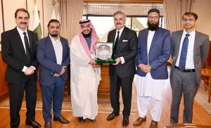 The Hon'ble Chief Justice of Pakistan presenting a souvenir to Prof. Dr. Ahmed Saad Alahmed, President of the International Islamic University Islamabad, at the Supreme Court of Pakistan.