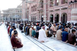 A large number of faithful offering first Jumma-tul-Mubarak prayer at Jhang Bazaar Masjid in the Holy fasting month of Ramazan