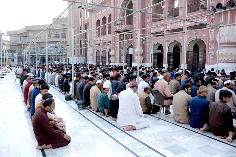 A large number of faithful offering first Jumma-tul-Mubarak prayer at Jhang Bazaar Masjid in the Holy fasting month of Ramazan