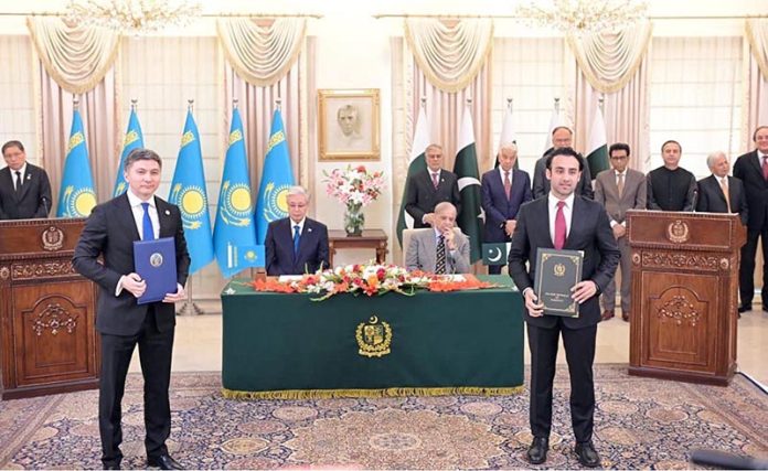 Prime Minister Muhammad Shehbaz Sharif and President of Kazakhstan Kassym-Jomart Tokayev witnessing the exchange of MOUs between Pakistan and Kazakhstan