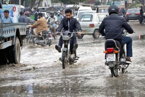 Vehicular traffic faces problems in movement due to stagnant water on the road after rain in different areas of the Provincial Capital.