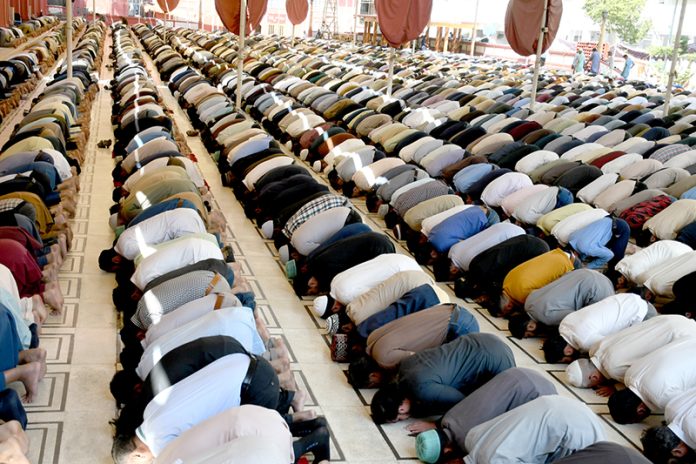 A large number of people offer the first Jumma-tul-Mubarak prayer at Memon Masjid in the Holy fasting month of Ramazan ul Mubarak
