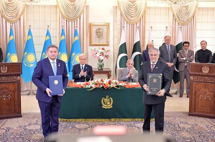 Prime Minister Muhammad Shehbaz Sharif and President of Kazakhstan Kassym-Jomart Tokayev witnessing the exchange of MOUs between Pakistan and Kazakhstan