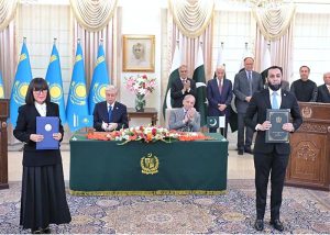 Prime Minister Muhammad Shehbaz Sharif and President of Kazakhstan Kassym-Jomart Tokayev witnessing the exchange of MOUs between Pakistan and Kazakhstan
