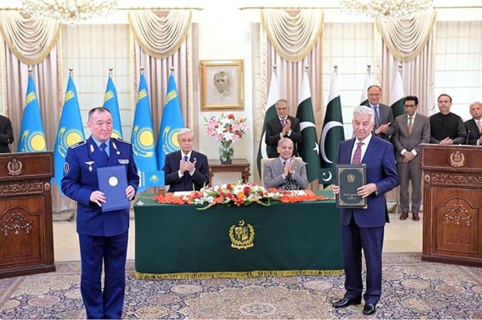 Prime Minister Muhammad Shehbaz Sharif and President of Kazakhstan Kassym-Jomart Tokayev witnessing the exchange of MOUs between Pakistan and Kazakhstan