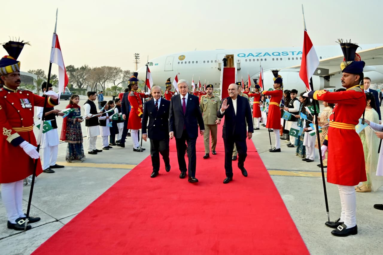 President, PM warmly receive Kazakhstan President upon his arrival