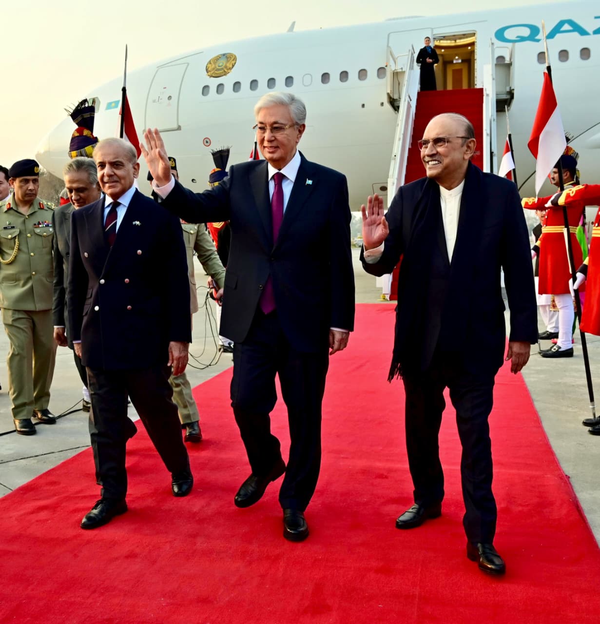President, PM warmly receive Kazakhstan President upon his arrival