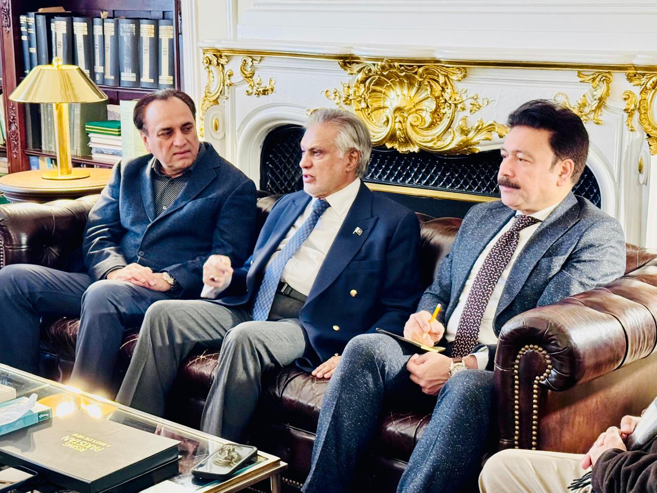 DPM/FM Dar meets Pakistani community in New York 