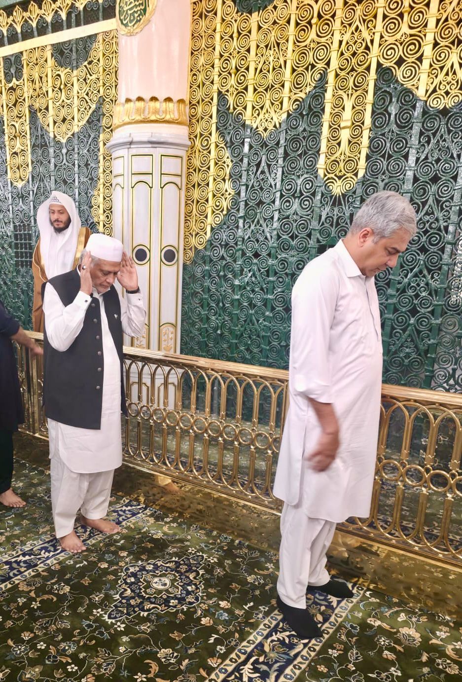 DPM/FM Dar pays respects at Roza-e-Rasool (PBUH)