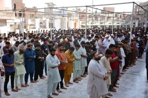 A large number of faithful offering Namaz-e-Juma-tul-Wida (Friday prayer) at Jhang Bazaar Masjid during the Holy Month of Ramazan