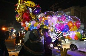 A vendor displaying balloons to attract the customer at Koh-e-Noor Chowk.