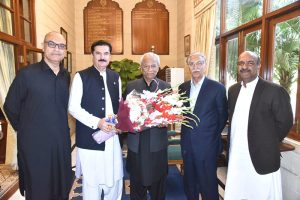 Governor Sindh Muhammad Nehal Hashmi is being congratulated and given flowers by Governor Khyber Pakhtunkhwa Faisal Karim Kundi at Sindh Governor House