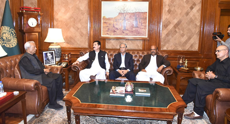 Governor Sindh Muhammad Nihal Hashmi is meeting with Governor Khyber Pakhtunkhwa Faisal Karim Kundi at Sindh Governor House. PPP leaders Nayyar Hussain Bukhari, Nadeem Afzal Chan and MNA Noor Alam Khan are also present in the meeting