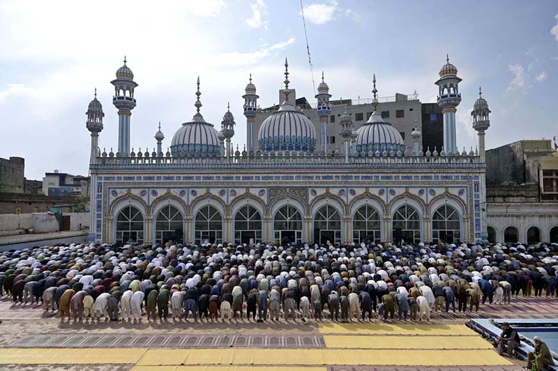 A large number of faithful offering Juma-tul-Wida (last Friday prayer) during the holy month of Ramazan at Markazi Jamia Masjid