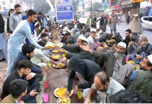 Volunteers of Fixit Foundation prepare free iftar meals for the fasting individuals and underprivileged during the holy month of Ramazan at Studium Chowk.